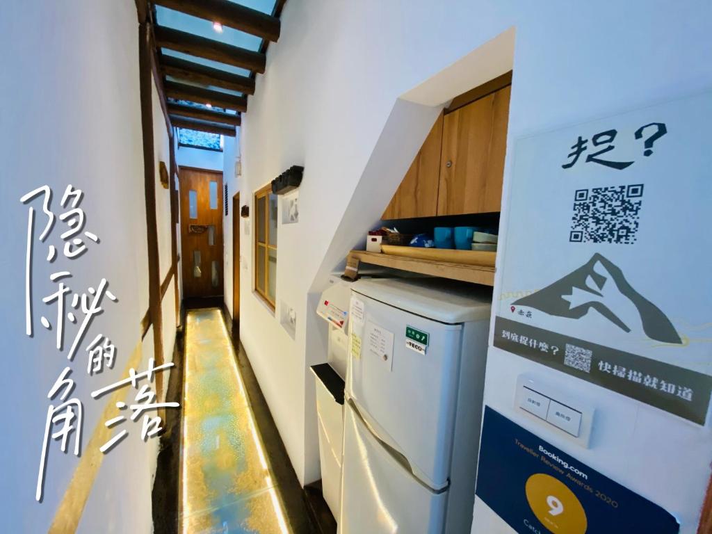 Dapur atau dapur kecil di 捉鳳凰 台南百年老宅包棟導覽民宿系列Catchphoenix Centennial Guesthouse