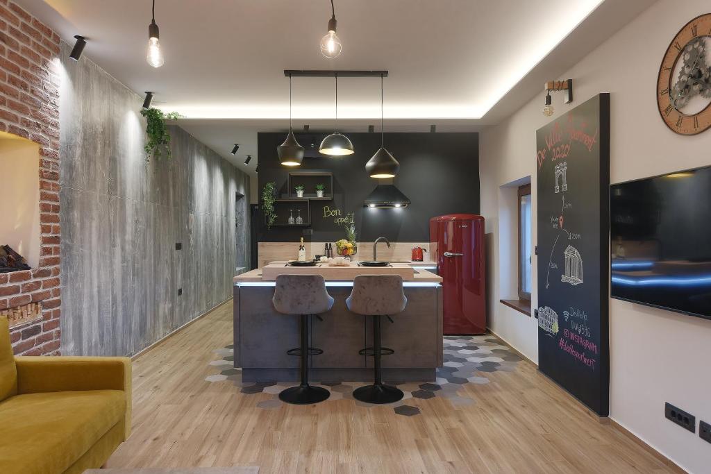uma cozinha com uma ilha no meio de uma sala em Apartment De Ville 2020 with free parking em Pula