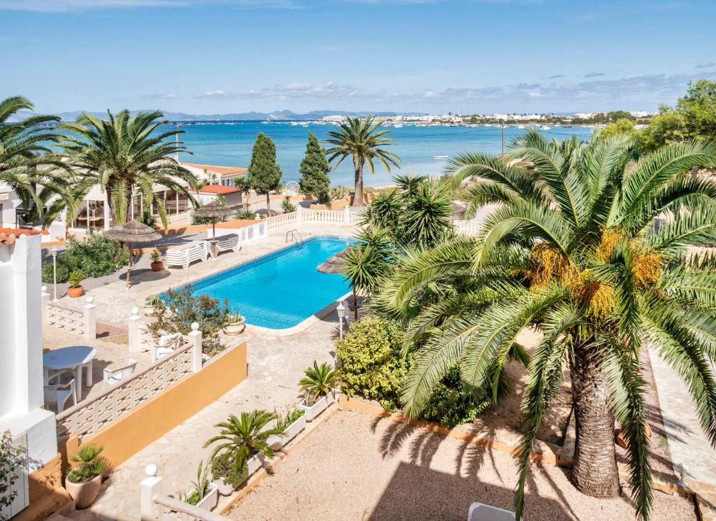 uma vista aérea de um resort com uma piscina e palmeiras em Hotel Lago Dorado - Formentera Break em La Savina