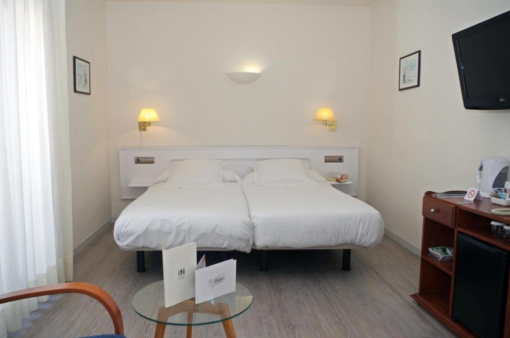 Postel nebo postele na pokoji v ubytování Hotel Llafranch