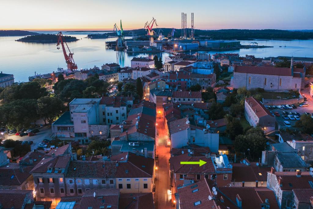 Nespecifikovaný výhled na destinaci Pula nebo výhled na město při pohledu z apartmánu