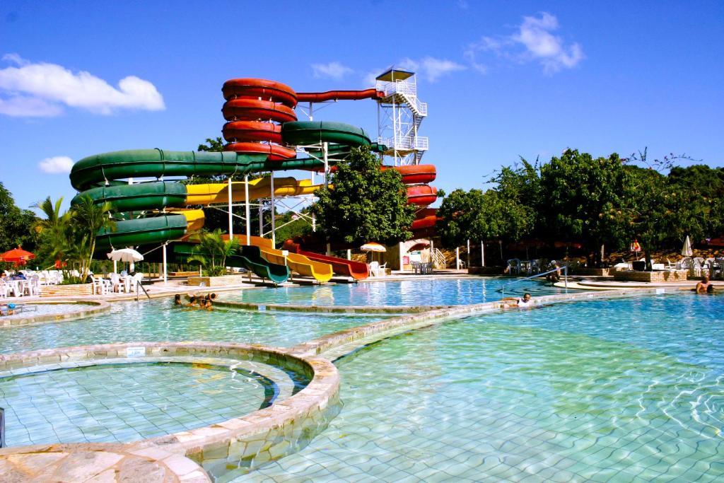 a water park with a water slide in the background at Piazza Diroma com acesso Acqua Park e Splash in Caldas Novas