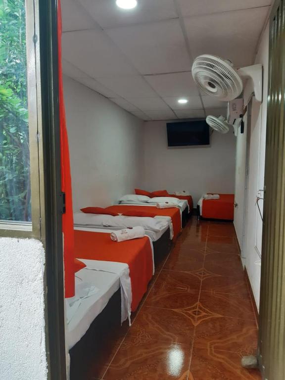 Postel nebo postele na pokoji v ubytování Hostal Villa Cecilia