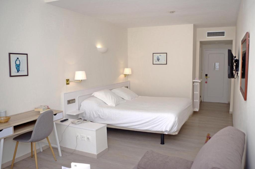 Postel nebo postele na pokoji v ubytování Hotel Llafranch