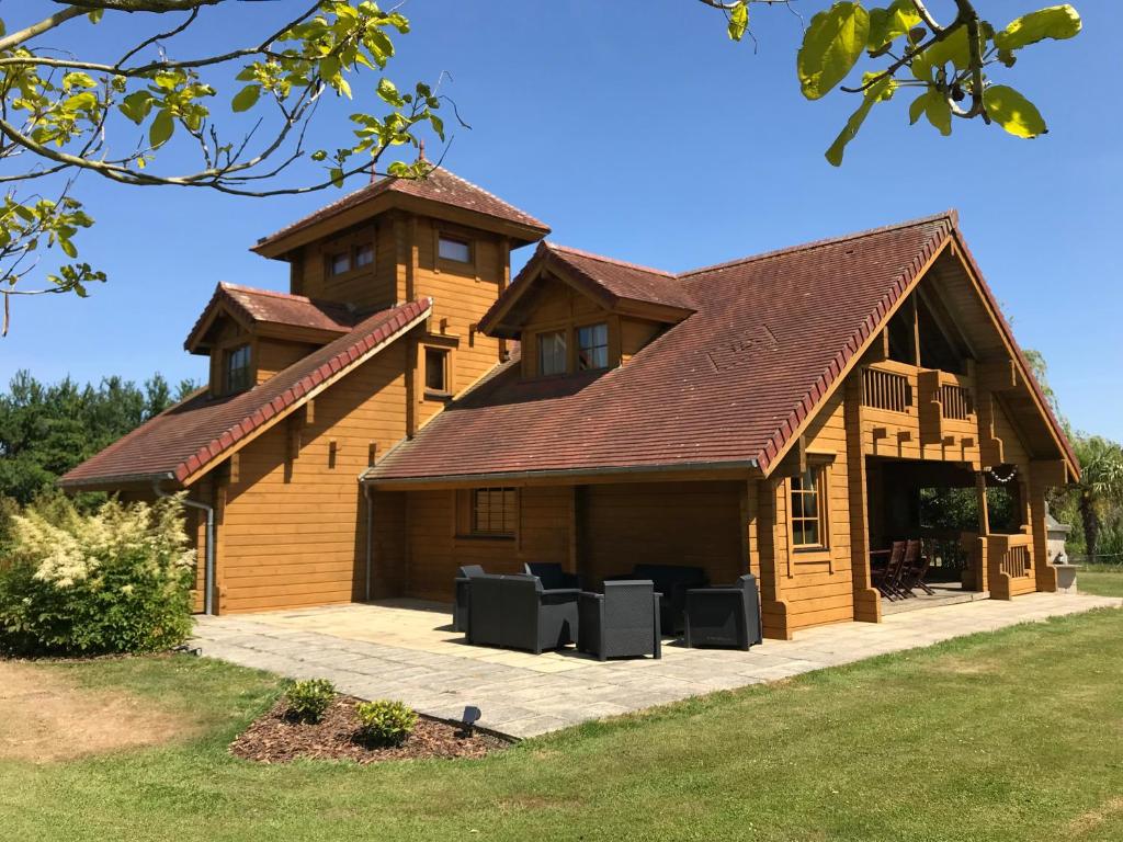 una gran casa de madera con techo en Norman XXL Cottage 3 stars 15' drive to the beach and perfect to seminaries, en Sauqueville