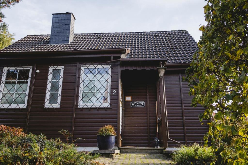 una casa in legno con porta d'ingresso e finestre di Hexenhaus a Neheim-Hüsten