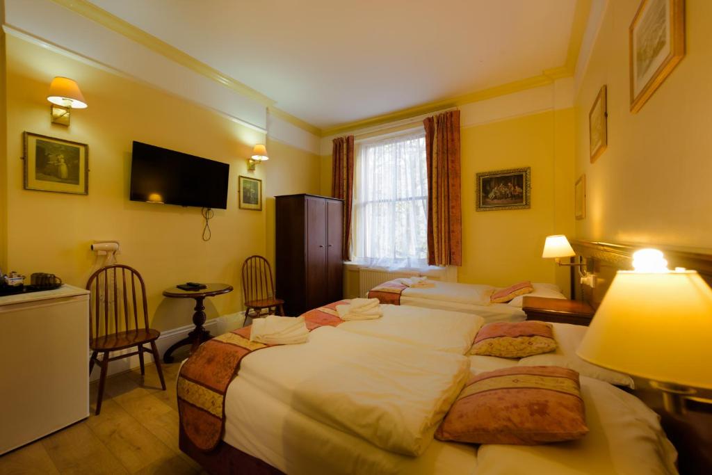 Postel nebo postele na pokoji v ubytování Dolphin Hotel