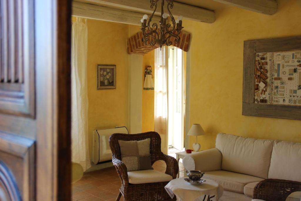 Mombello MonferratoにあるLa Cantinetta Resortのリビングルーム(ソファ、椅子、テーブル付)