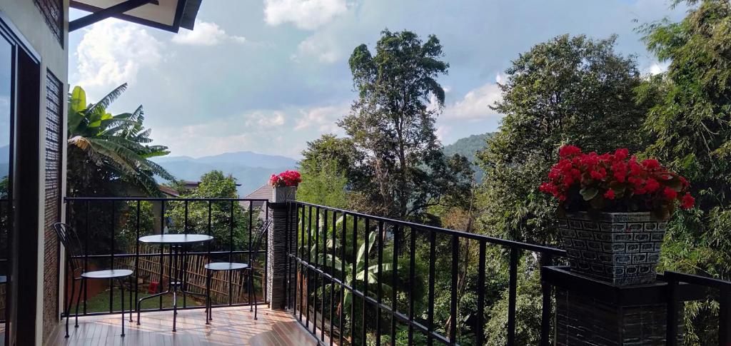 Balkón nebo terasa v ubytování หลับสบายที่ดอยตุง Zuh meh ja Home lodge