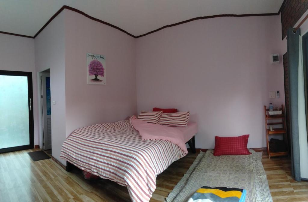 Postel nebo postele na pokoji v ubytování หลับสบายที่ดอยตุง Zuh meh ja Home lodge