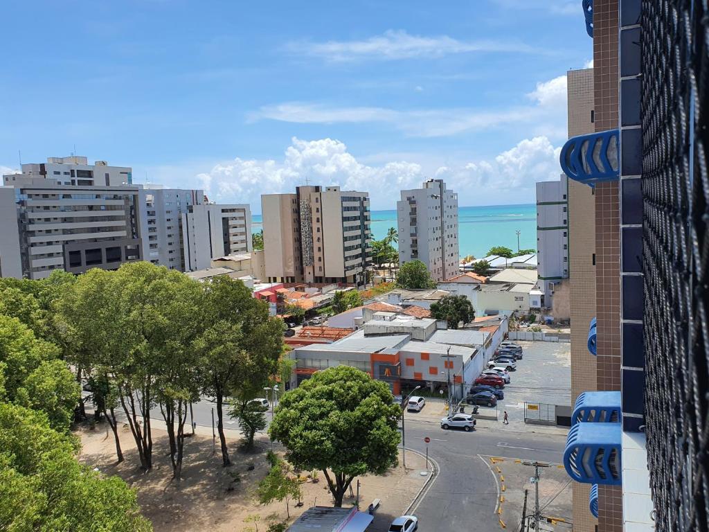 vista de uma cidade a partir de um edifício em 02 QUARTOS, a 100 metros da PRAIA de PAJUÇARA em Maceió