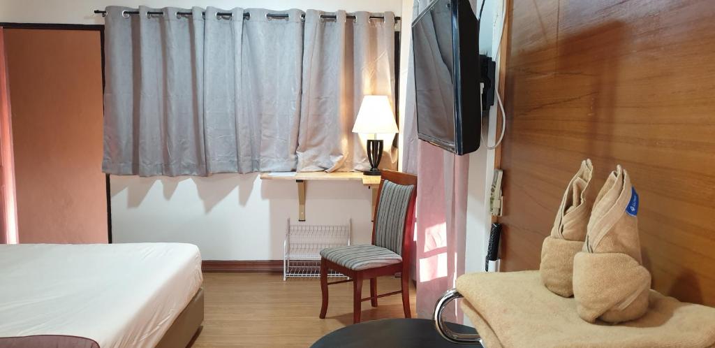 TV a/nebo společenská místnost v ubytování Little Guest House Hotel