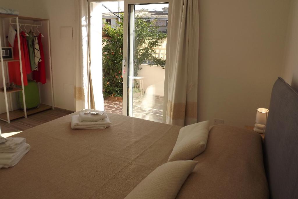 un soggiorno con tavolo, divano e finestra di Flamingo Guest House- Rooms a Olbia