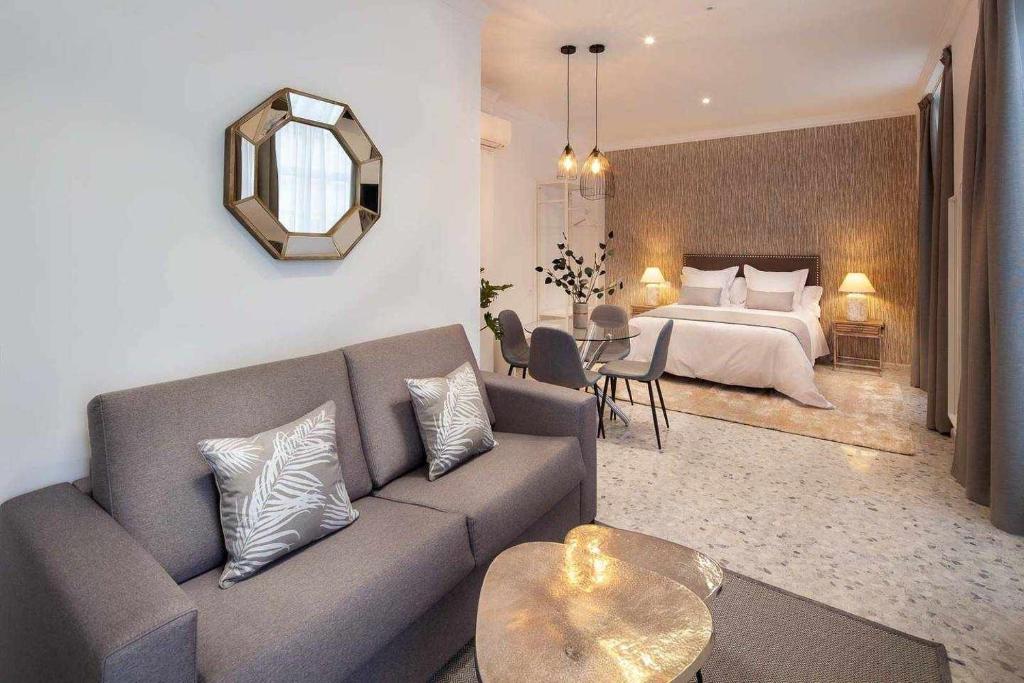 sala de estar con sofá y dormitorio en Wanderlust Malaga Apartamentos 2, en Málaga