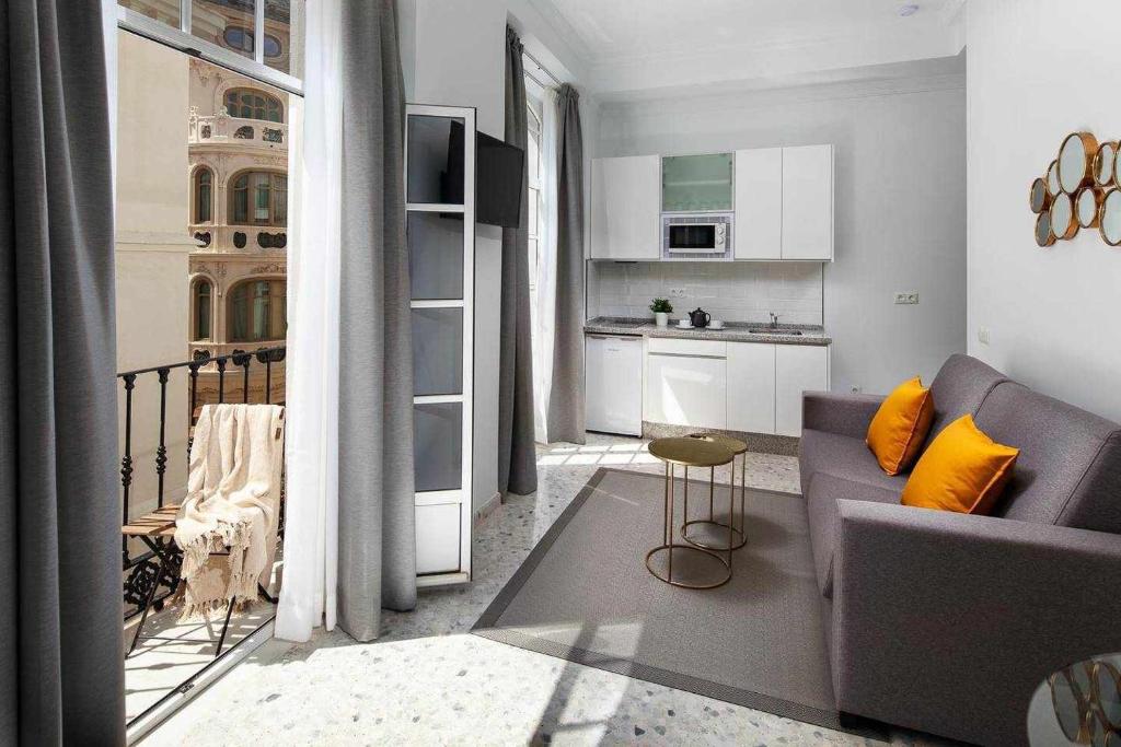 salon z kanapą i kuchnią w obiekcie Wanderlust Malaga Apartamentos 3 w Maladze