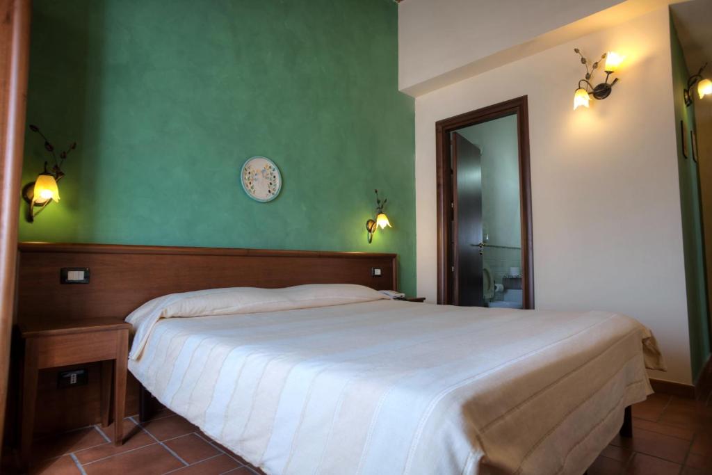 Uma cama ou camas num quarto em B&B Salotto Di Athena