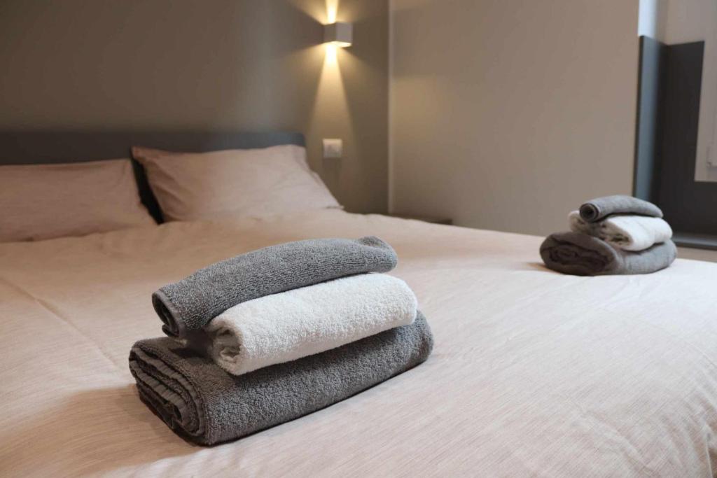 dos toallas sentadas encima de una cama en Sun Bologna, en Bolonia