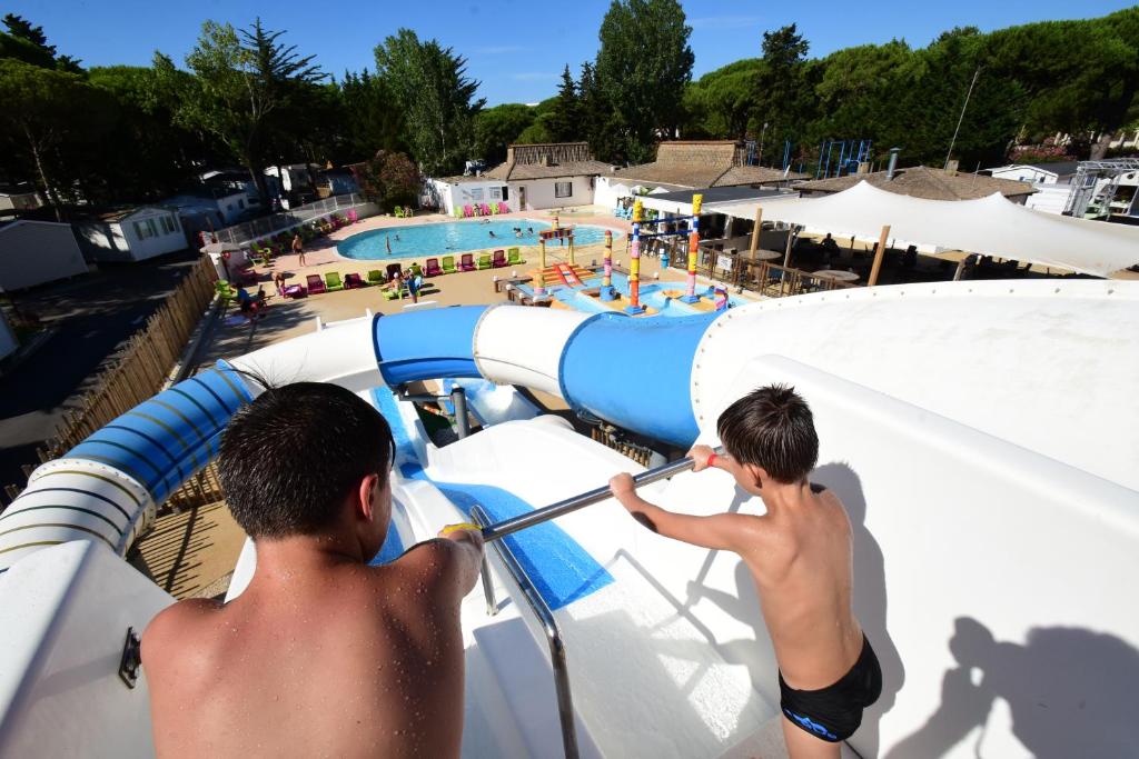 Bazén v ubytování Maïana Resort nebo v jeho okolí
