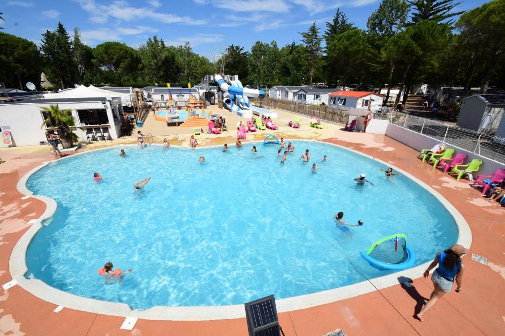 um grupo de pessoas numa grande piscina em Maïana Resort em La Grande-Motte