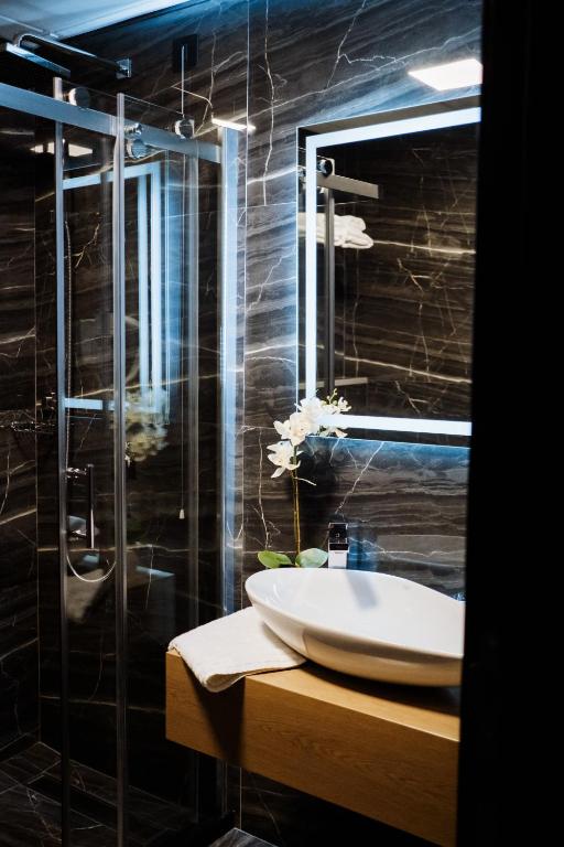Ένα μπάνιο στο Hotel Barcode Wellness & Spa