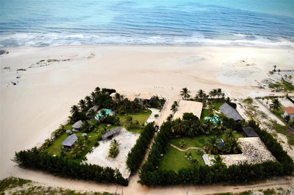 een luchtzicht op een huis op een strand bij Hotel Boutique Zebra Beach in Uruau