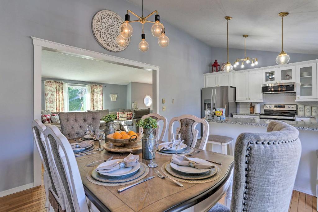 Η κουζίνα ή μικρή κουζίνα στο Hot Tub, Fire Pit and Resort Perks Tobyhanna Home!