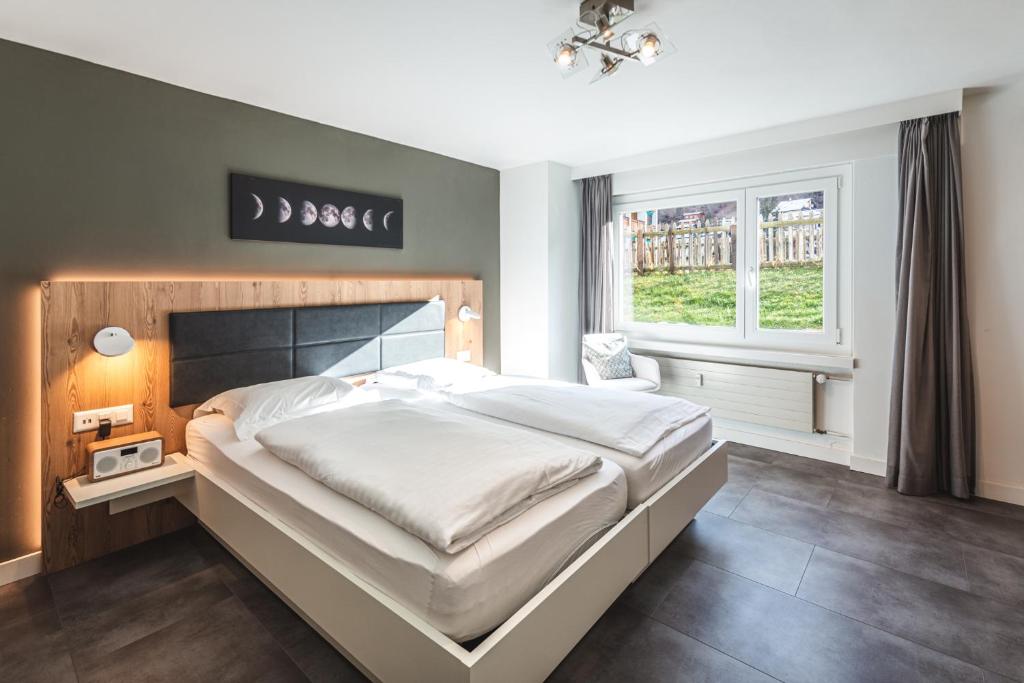 Central & Modern Apartments by Zermatt Rentalにあるベッド