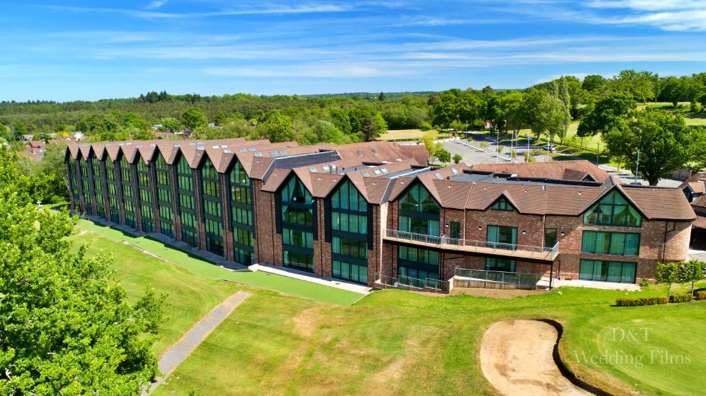 eine Luftansicht auf ein großes Backsteingebäude mit Fenstern in der Unterkunft Old Thorns Hotel & Resort in Liphook