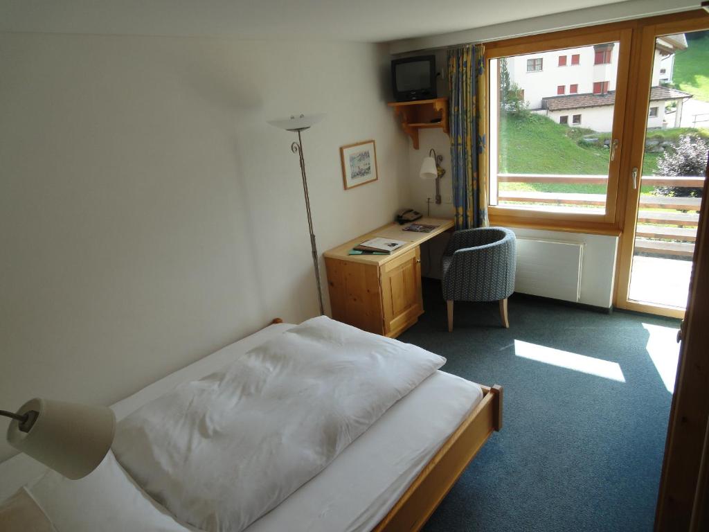 Postel nebo postele na pokoji v ubytování Hotel Alpina Parpan
