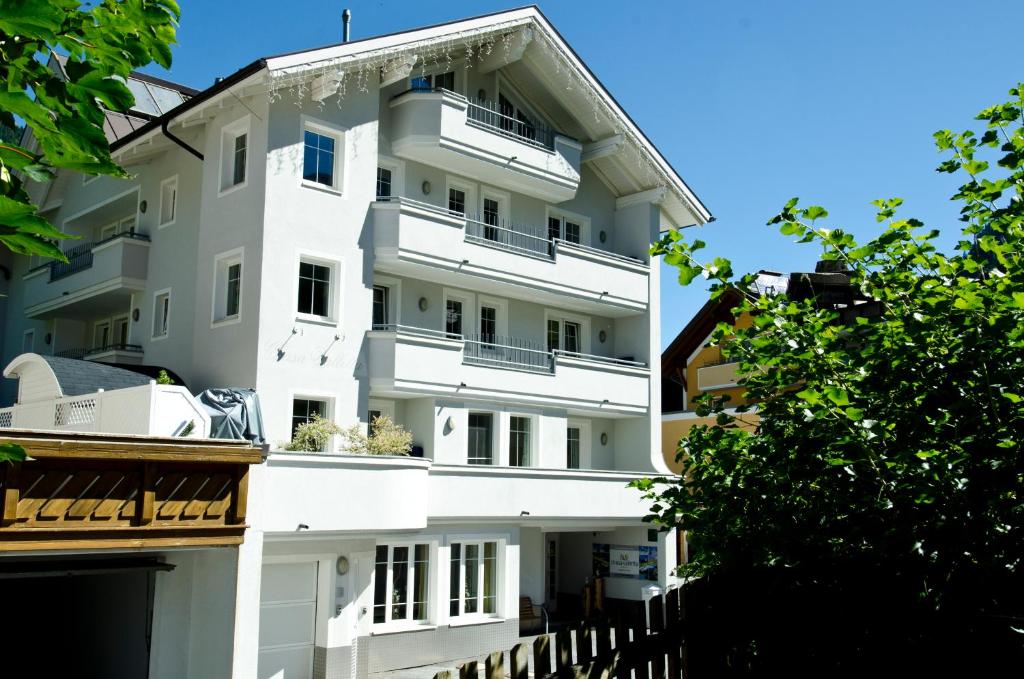 een wit appartementencomplex met een balkon bij Petit madlein in Ischgl