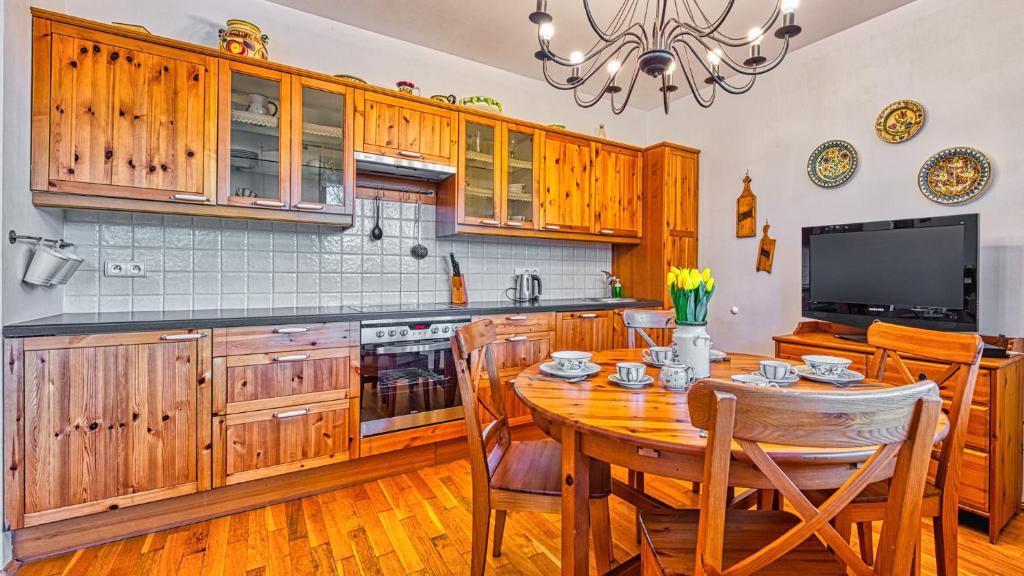 Kuchyňa alebo kuchynka v ubytovaní Apartament Klimat Górski na Okrzei - 5D Apartamenty