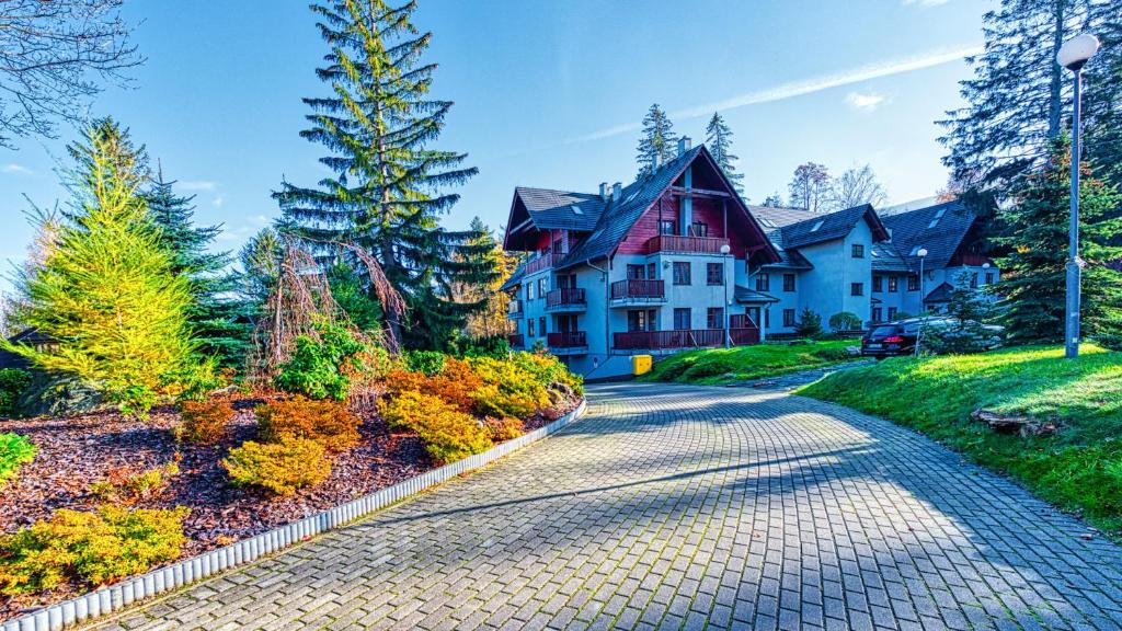 Vonkajšia záhrada v ubytovaní Apartament Klimat Górski na Okrzei - 5D Apartamenty