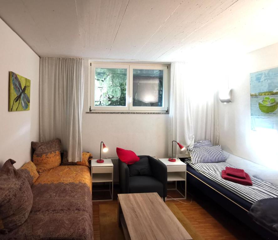 una pequeña sala de estar con sofá y mesa. en Ferienwohnung im Turm Bellevue mit 3 Schlafzimmern, en Sachsenheim