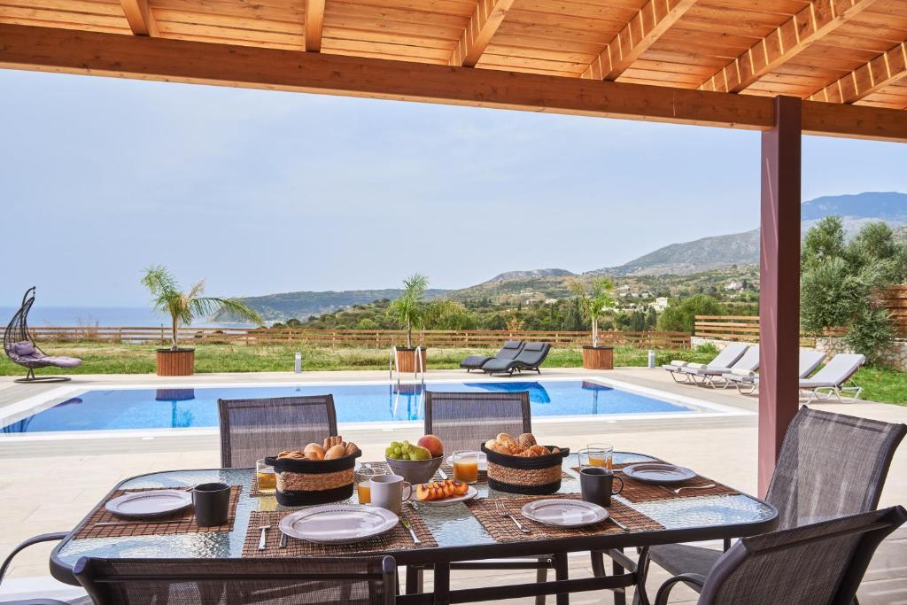 Bazén v ubytování Saint Nicholas Villas nebo v jeho okolí