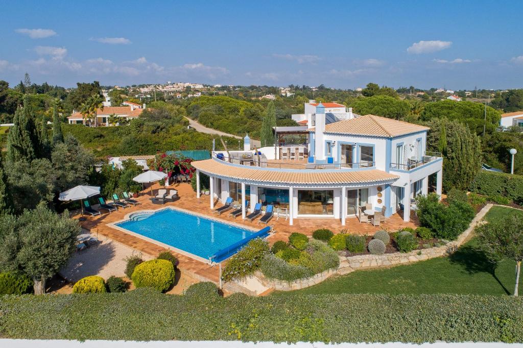 Πισίνα στο ή κοντά στο Casa Polgoda luxury villa with ocean views