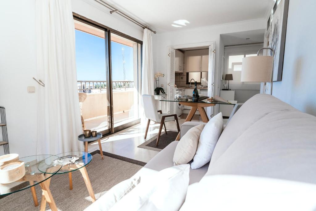 マルベーリャにあるPolo Apartments 8のリビングルーム(白いベッド1台、テーブル付)
