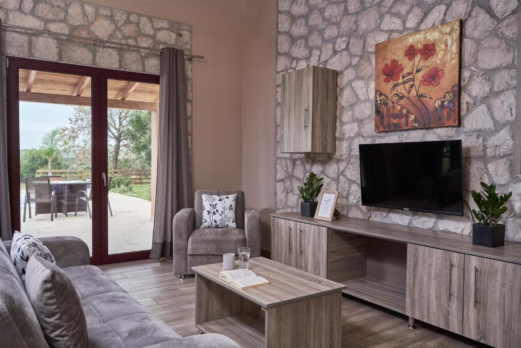 TV a/nebo společenská místnost v ubytování Saint Nicholas Villas