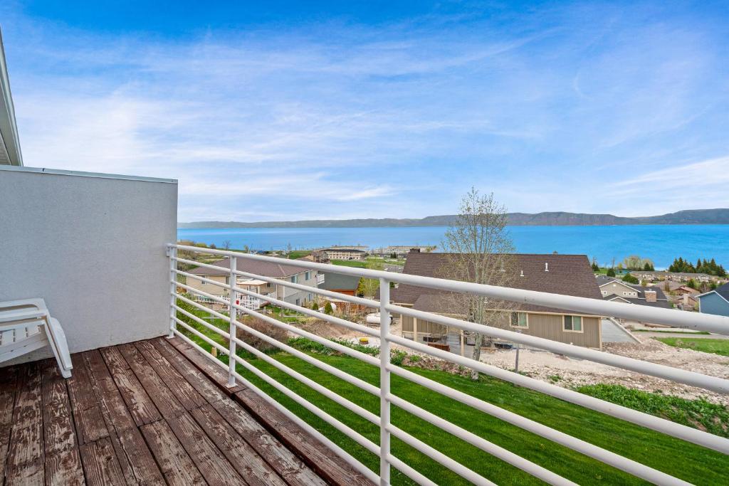 einen Balkon mit Blick auf das Wasser in der Unterkunft Harbor Village Lakeview Condo 902-3 in Garden City