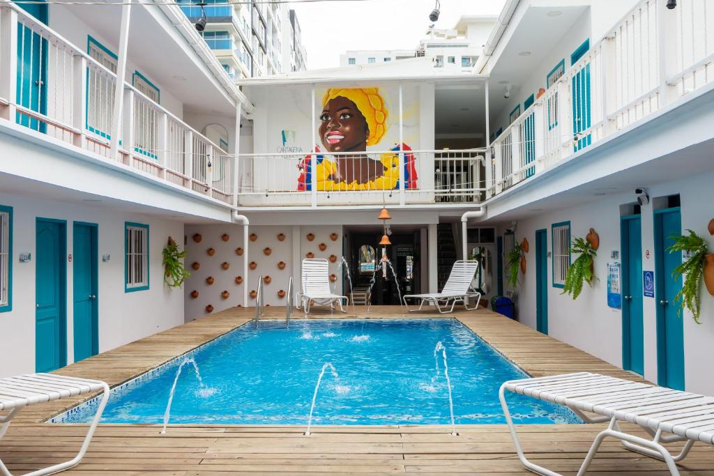 una piscina en medio de un edificio en Hotel Ayenda Cartagena Blue 1804, en Cartagena de Indias