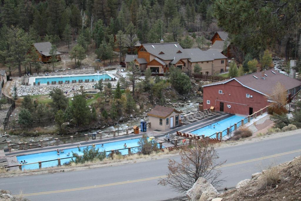 Bazén v ubytování Mount Princeton Hot Springs Resort nebo v jeho okolí