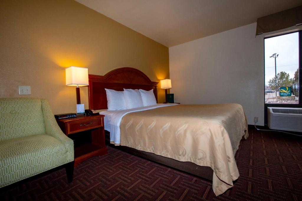 Quality Inn Colorado Springs South - 皇后房带有滚动淋浴 - 可访问/不吸烟