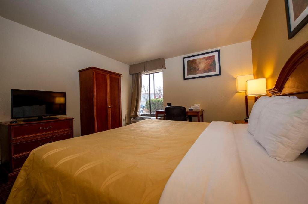 Quality Inn Colorado Springs South - Queen Room First Floor - Accessible/Non-Smoking