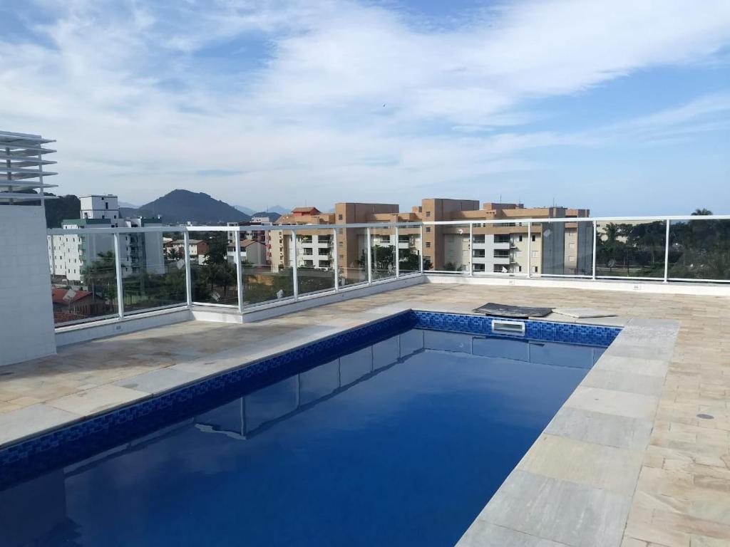 una piscina en la azotea de un edificio en Apartamento de praia, en Ubatuba