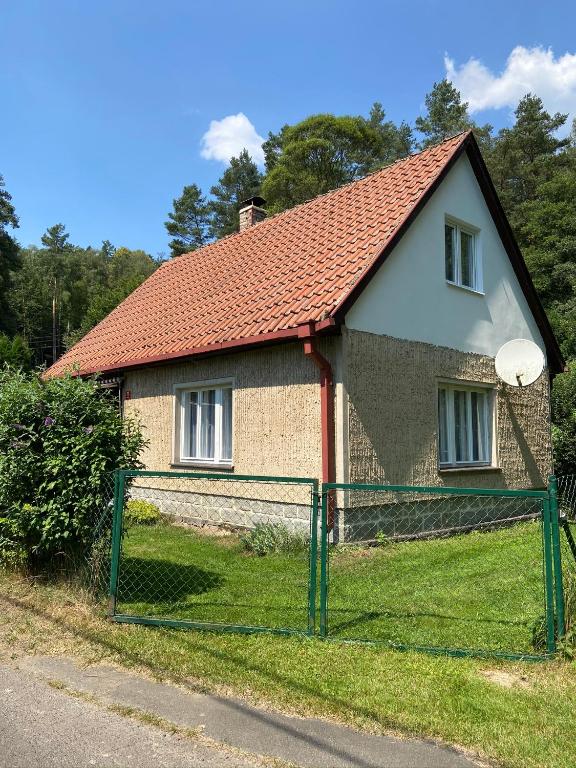 a house with a fence in front of it at Chaloupka Všemily in Jetřichovice