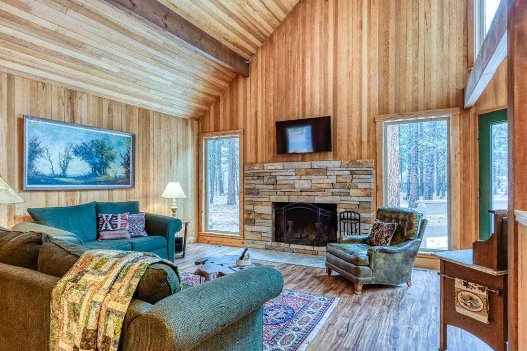 Idyllic Escape في Black Butte Ranch: غرفة معيشة مع أريكة ومدفأة