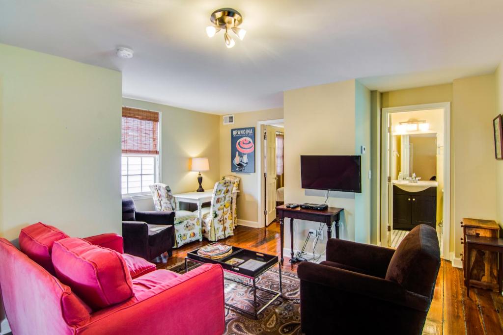 ein Wohnzimmer mit roten Möbeln und einem TV in der Unterkunft 8 Kracke A in Charleston
