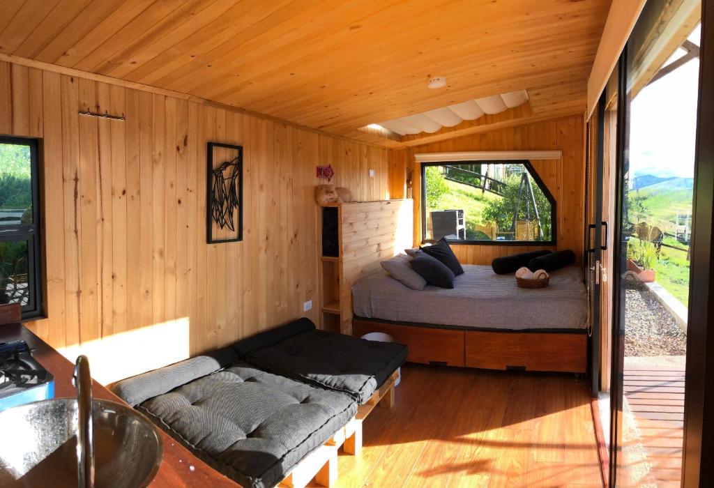 Posezení v ubytování EnCubo Glamping Guatavita
