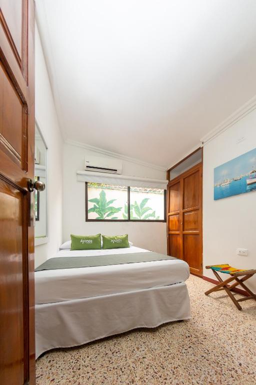 Postel nebo postele na pokoji v ubytování Hotel Ayenda Casa Cano 1805