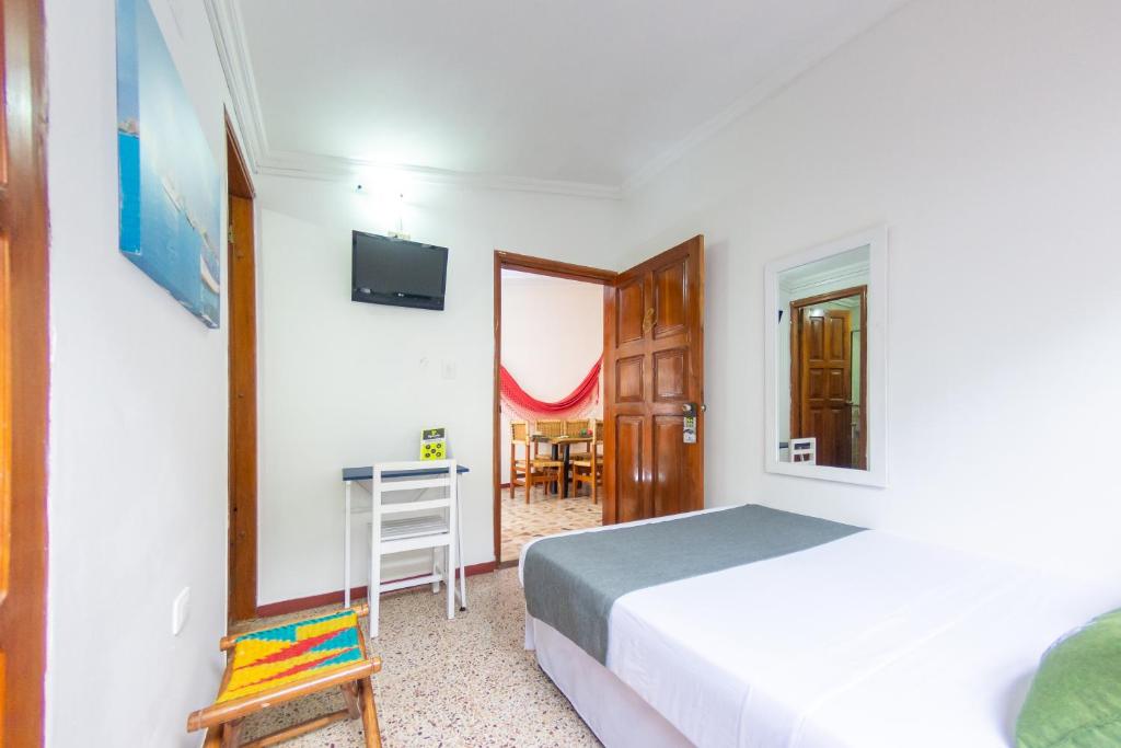 Postel nebo postele na pokoji v ubytování Hotel Ayenda Casa Cano 1805