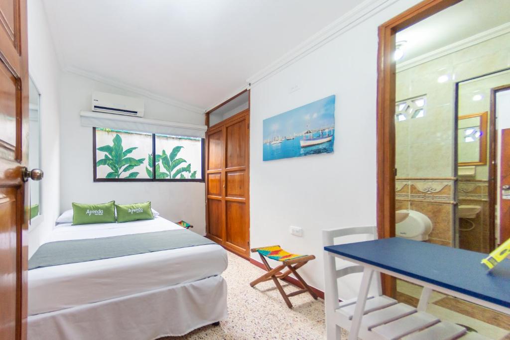 Postel nebo postele na pokoji v ubytování Hotel Ayenda Casa Cano 1805